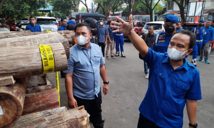 Penyelundupan 394 Batang Kayu Bulat Ilegal di Perairan Sungai Alalak