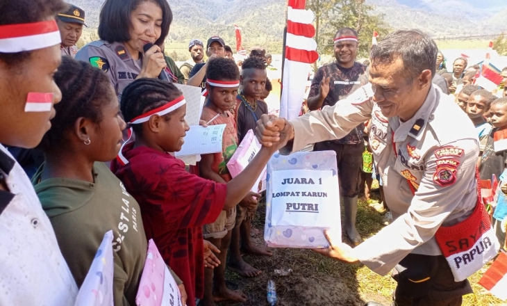 Antusias Anak-anak di SD di Puncak, Papua Ikuti Lomba Tradisional  HUT ke-77 RI