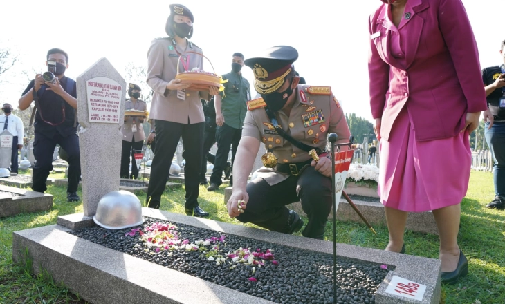 Beri Penghormatan ke TMP Kalibata, Kapolri Lanjutkan Semangat Pahlawan Wujudkan Indonesia Emas