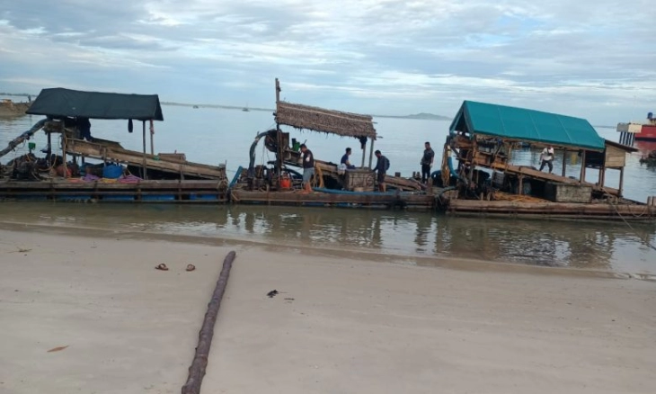 Polda Babel Amankan 10 Penambang Timah Ilegal di Perairan Mengkubung