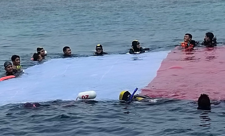 Meriahkan Hari Kemerdekaan RI ke-77,  Kibarkan Bendera Merah Putih di Laut Pulau Sangyang Cilegon