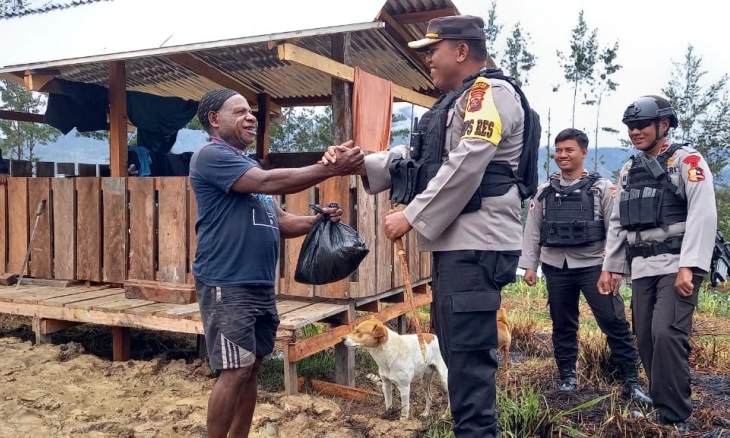 Kaopsres Puncak Bersama Binmas Noken Bangun Peternakan Babi di Kampung Kago
