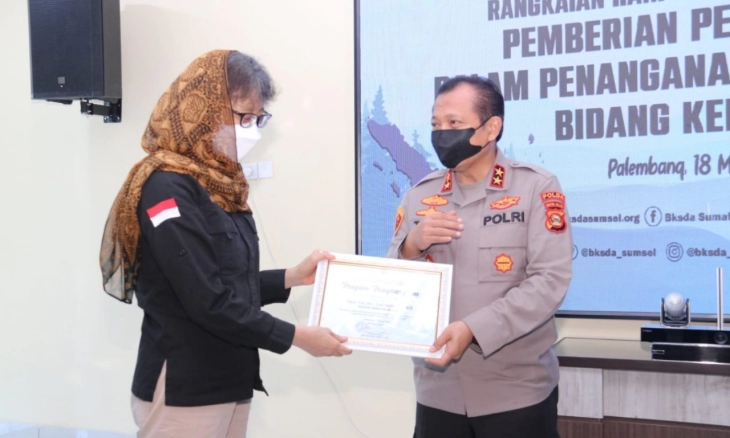 Polda Sumsel Terima Penghargaan dari Kementerian Lingkungan Hidup dan Kehutanan