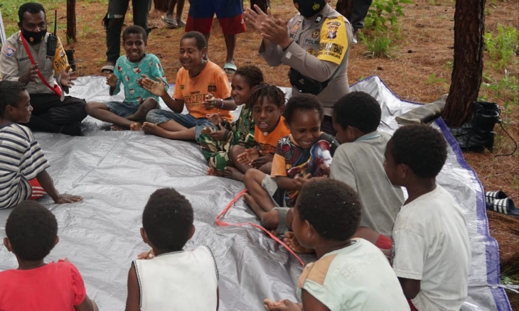 Binmas Noken Jayawijaya Berikan Pendidikan kepada Anak-anak Kampung Parema, Papua