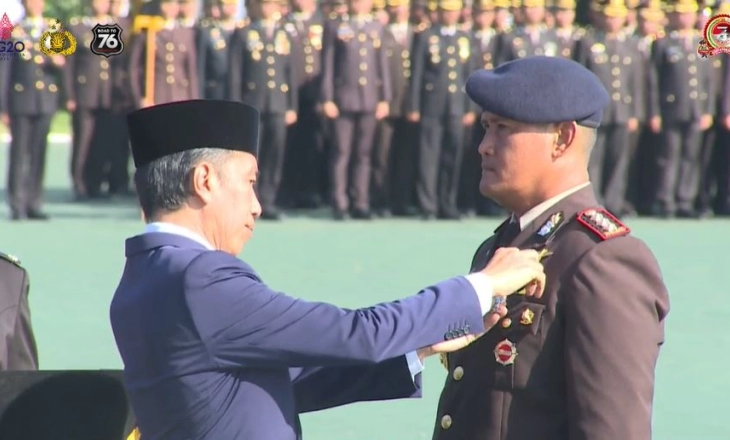 Presiden Jokowi Anugerahkan Bintang Bhayangkara Nararya kepada Tiga Anggota Polri