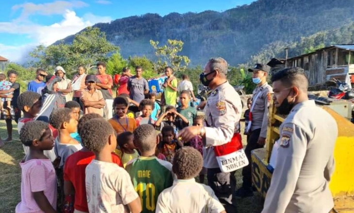 Satgas Binmas Noken Ops Damai Cartenz Ajarkan Anak-anak Kampung  Oksinngsing Papua Membaca dan Berhitung 