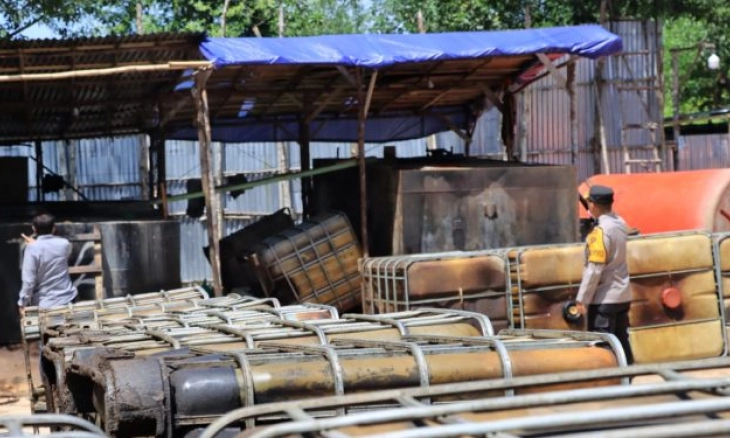 Operasi Penertiban Gudang Minyak Ilegal di Jambi