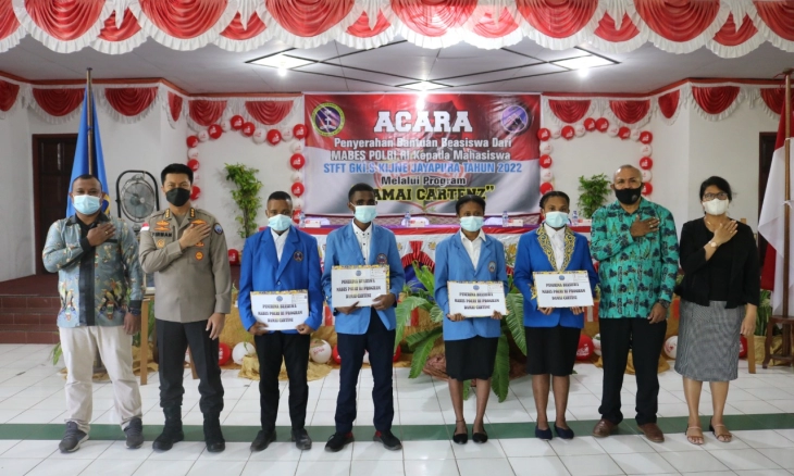 Ka Ops Damai Cartenz Serahkan Beasiswa dari Mabes Polri untuk Mahasiswa STFT GKI I.S KJINE Jayapura