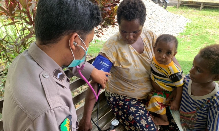 Tim Medis Binmas Noken Berikan Pengobatan dan Edukasi Kesehatan Gratis Masyarakat Sugapa