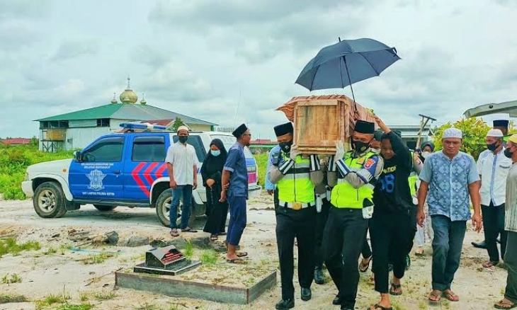 Sat Lantas Polres Kotim Berikan Pelayanan Permakaman Gratis