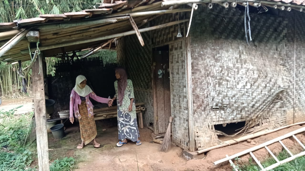 Butuh Perhatian, Kisah Seorang Nenek Tinggal di Gubuk Reyot