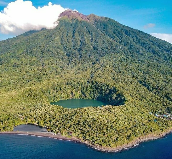 4 Danau yang Terkenal Paling Angker Di Indonesia