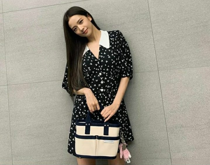 5 Model Kasual Mini Dress dan Rok Ala Kim Jisoo BLACKPINK