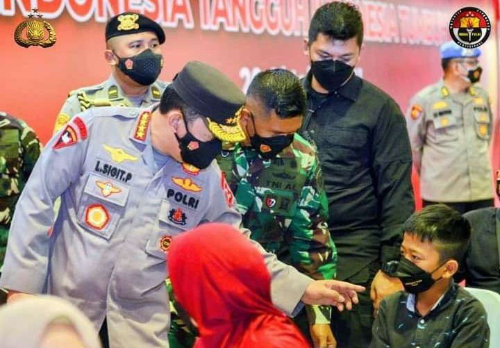 Kapolri Tinjau Vaksinasi Massal di Mako Brimob Kelapa Dua