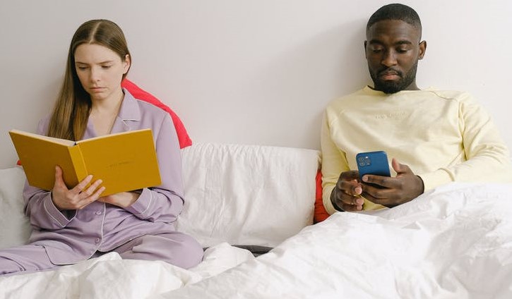 7 Tanda Jika Laki-laki Cemburu Tapi Gengsi Mengatakannya