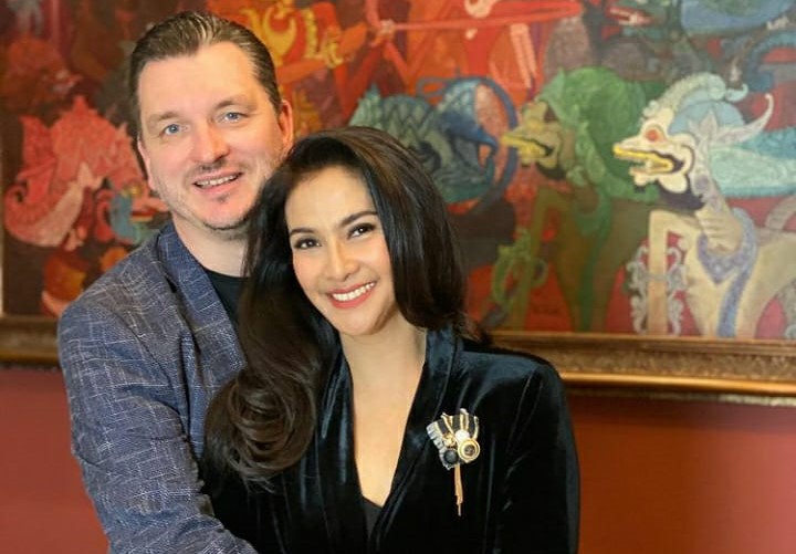5 Artis yang Jatuh ke Pelukan Pria Blasteran Belanda