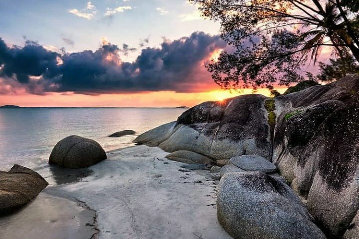 7 Wisata Pantai di Bangka, Terbaru & Lagi Hits Dikunjungi