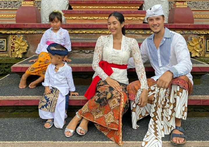 Intip 5 Potret Artis Saat Rayakan Hari Raya Galungan