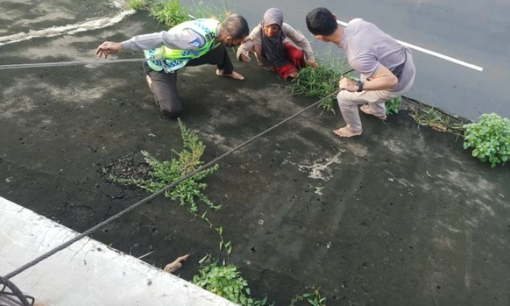 Evakuasi Nenek Rubiah yang Kedinginan di Tebing Jalan Tol JORR