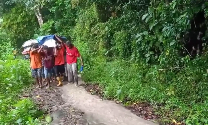 Warga Pikul Peti Jenazah 9 KM