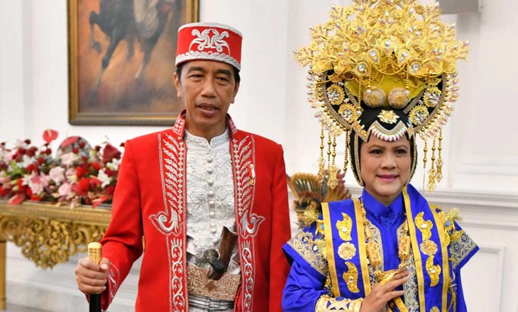 Jokowi dan Iriana Kompak dengan Busana Adat Buton