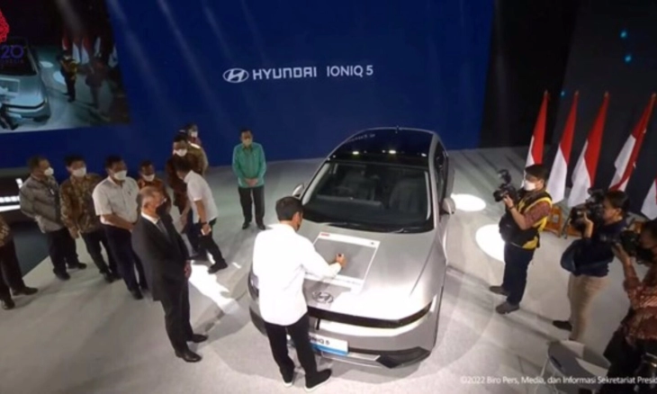 Jokowi Resmi Luncurkan Mobil Listrik Pertama di Indonesia