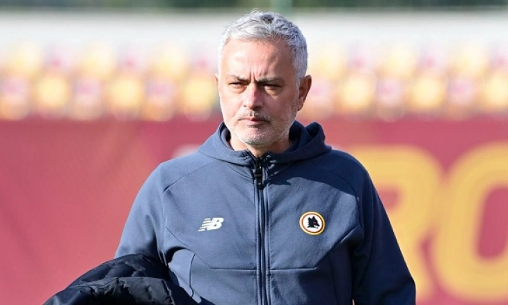 Pilih Parkir Bus, Jose Mourinho Justru Lempar Pemain Roma ke Kolong Bus