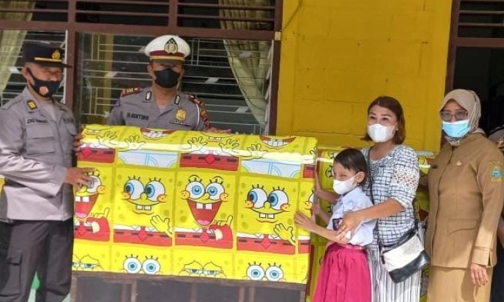 Murid Tunanetra Terharu  Diberi Tempat Tidur Spongbob dari Kapolda Sumut