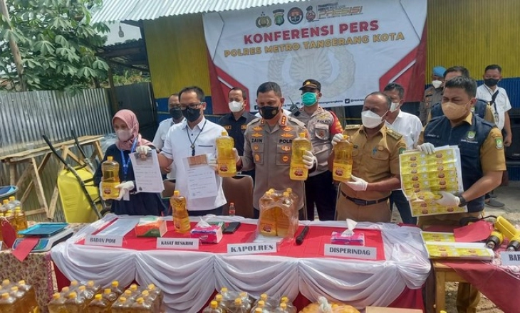 Pengungkapan Kasus Penjual Minyak Goreng Curah Kemasan Ilegal yang Dipasarkan Melalui Toko Online