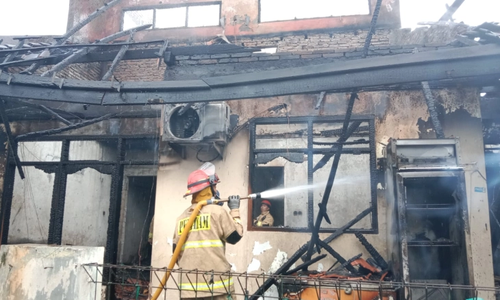 Siang-siang, Satu Rumah di Jalan Raya Joglo Dilalap Api