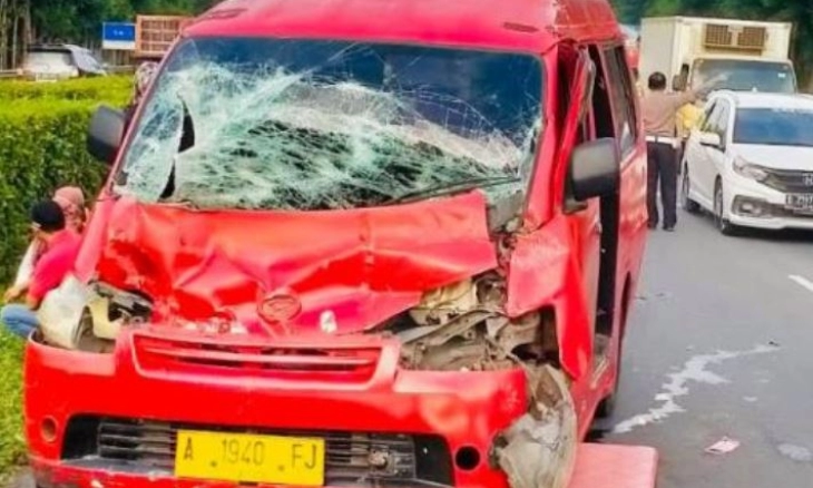 Angkot Nabrak Truk di ruas Tol Tangerang-Merak, 14 Orang Terluka