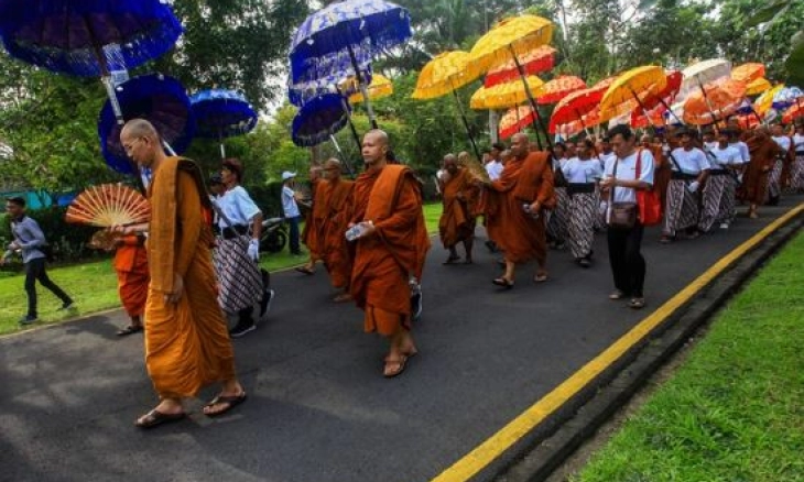 Kirab Waisak dari Candi Mendut Menuju Candi Borobudur