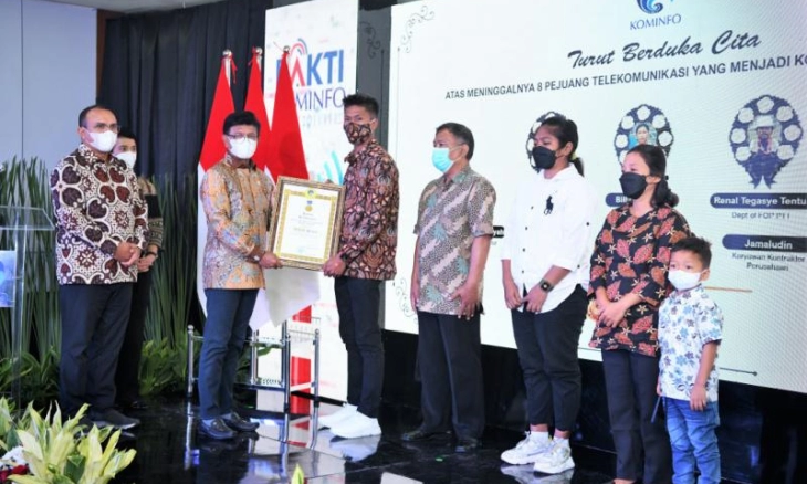 Jadi Teladan Bangun Infrastruktur Digital, Menkominfo Beri Penghargaan 9 Pejuang Telekomunikasi