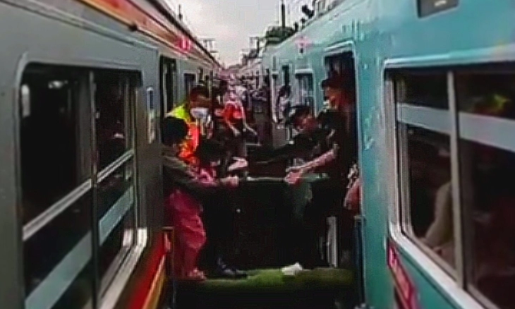 Penumpang KRL Commuterline Dievakuasi di Perlintasan Jatinegara-Cakung