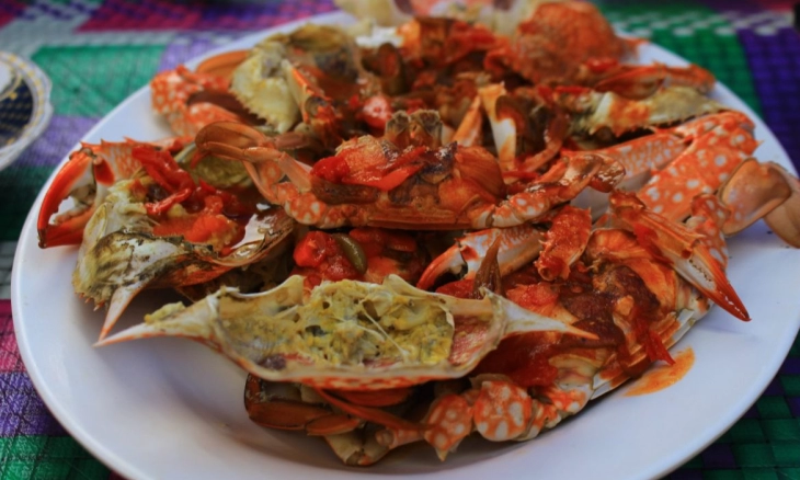 Menikmati Olahan Seafood Kuliner Khas Pulau Bungin di Resto Apung