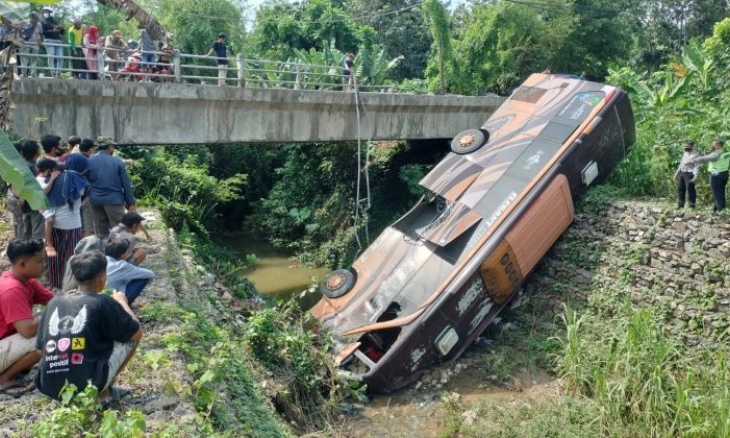 Bus Pariwisata Terjun ke Sungai di Tuban 