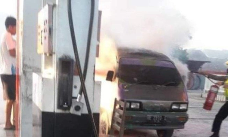 Anggota Polantas Padamkan Mobil yang Terbakar di SPBU Lamsel Tuai Pujian