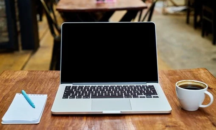 Cara Membersihkan Layar Laptop dengan Tepat