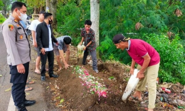 Untuk Takuti Pelaku Pembuang Sampah, Warga Buat Kuburan Palsu