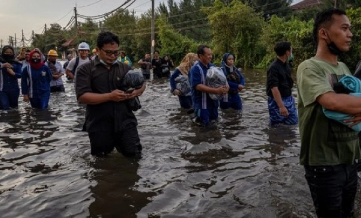 Ganjar Pastikan Pembuatan Tanggul Banjir Rob Semarang Selesai Hari Ini
