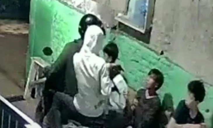 Viral di Medsos Aksi Dua Pria Todongkan Pistol Rampas HP ABG 