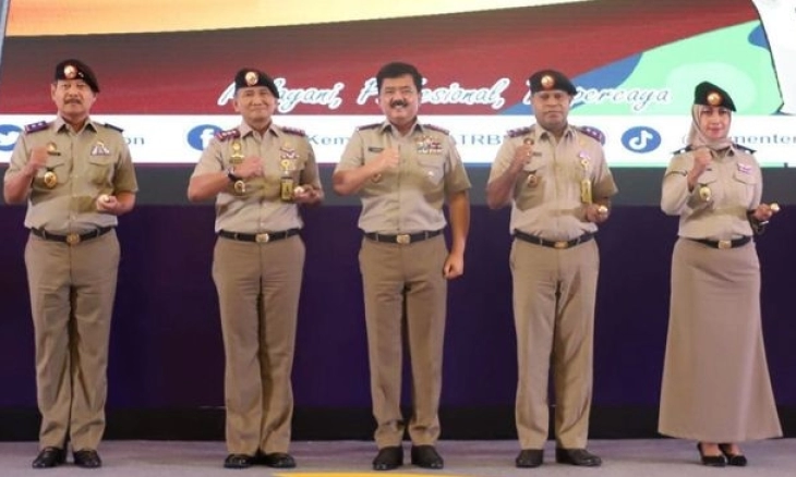 Menurut Menteri Hadi Ini Tujuannya Menambah Seragam Pejabat ATR, Tongkat Komando-Baret