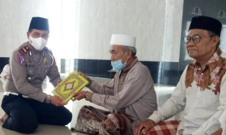 Safari Kamseltibcarlantas Ramadan Polres Lombok Barat Bagikan Al-Qur’an