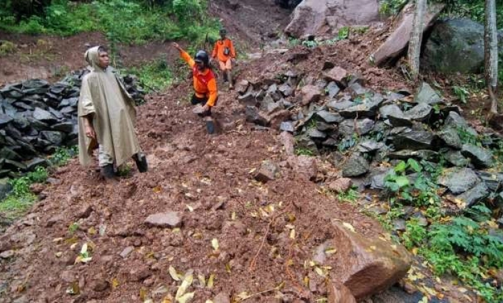 Tebing Longsor,  Jalan Alternatif Desa Tambakukir Terputus