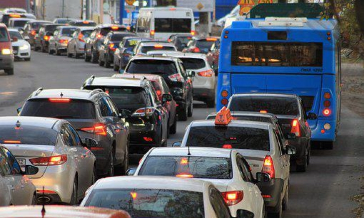 Hal Seru yang Bisa Dilakukan Dalam Mobil Saat Terjebak Macet 