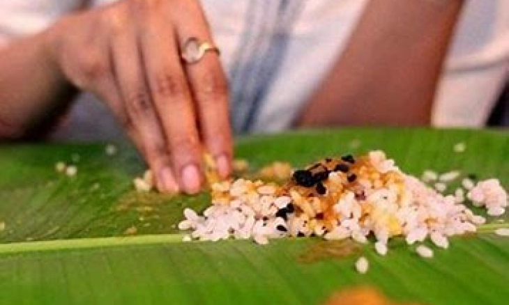 Inilah Manfaat Tersembunyi Makan Menggunakan Tangan Tanpa Sendok