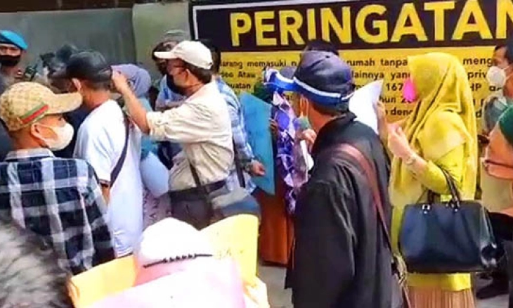 Puluhan Korban Investasi Bodong Geruduk Rumah Yusuf Mansur