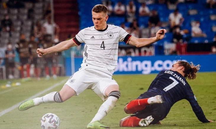 Barcelona Masih Sibuk, Kini Kejar Ginter dan Zakaria