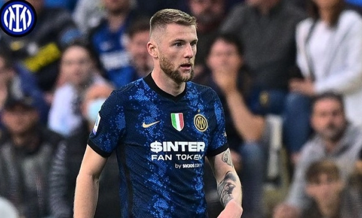 Skriniar dan de Vrij Menuju Pintu Keluar Inter Milan