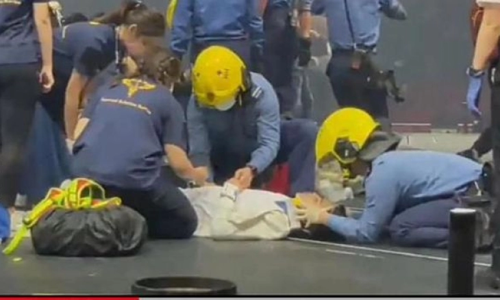 Dua Dancer Boyband Mirror Tertimpa LED Raksasa